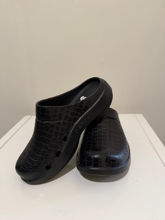 OOFOS Shoes - OOFOS Unisex Black Croc-Embossed Slip-On Clog W6/M4